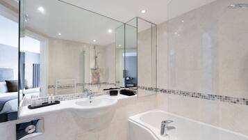 Douche, sĂšche-cheveux, serviettes fournies