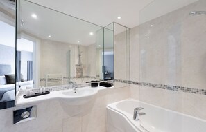 Douche, sèche-cheveux, serviettes fournies