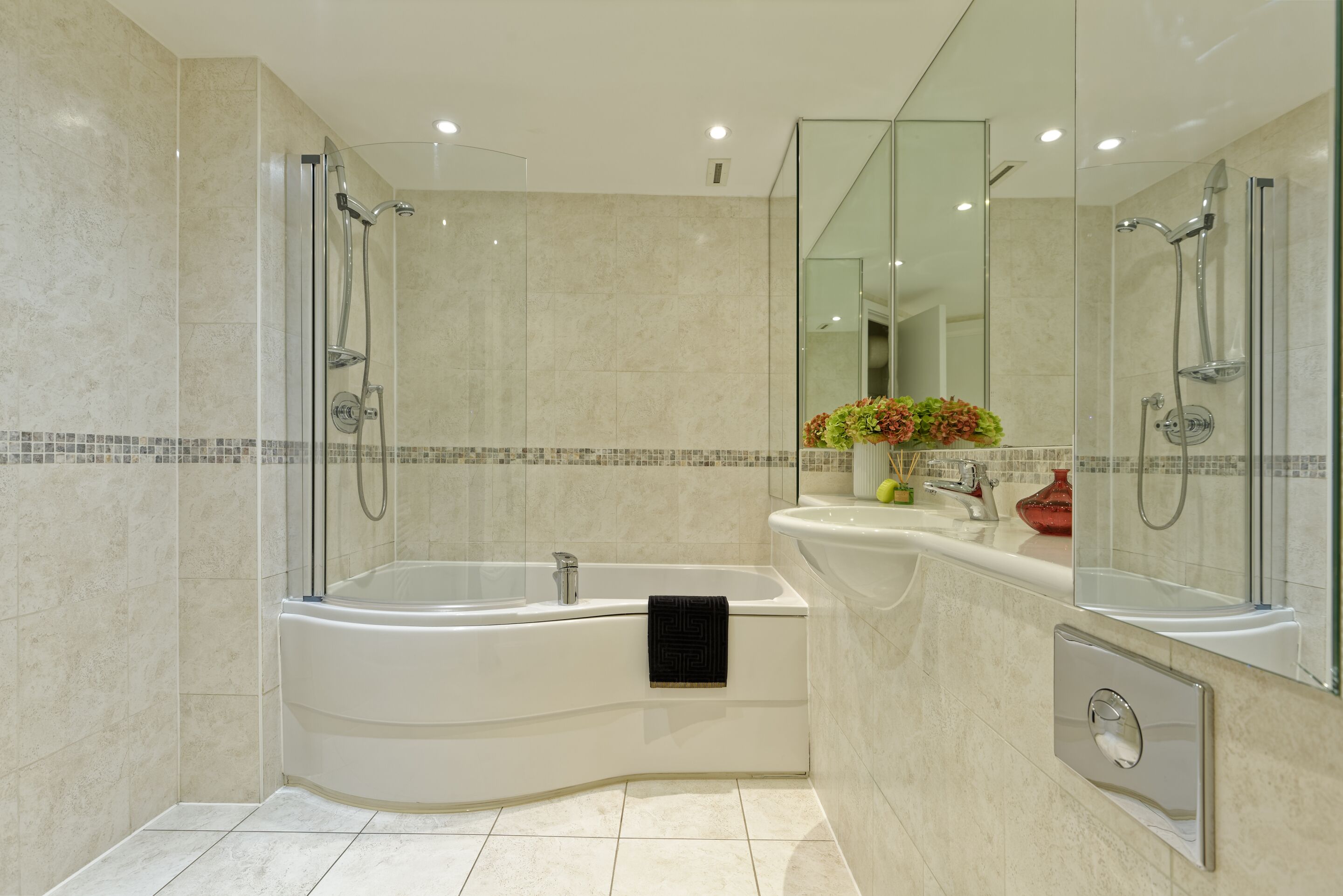 Douche, sèche-cheveux, serviettes fournies, savon
