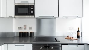 Kaffetrakter/tekoker, kjøleskap, mikrobølgeovn og ovn