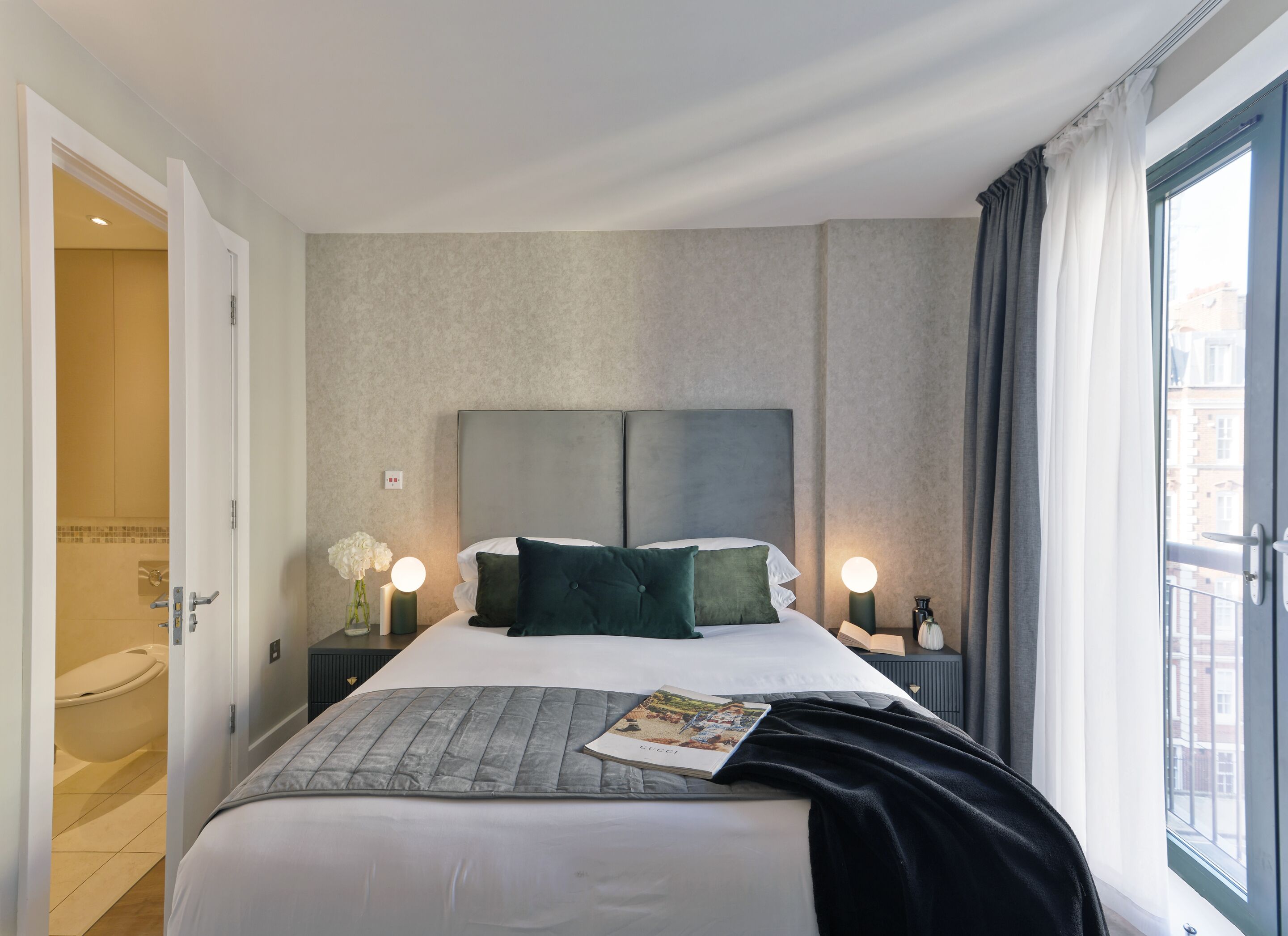 3 habitaciones, escritorio y tabla de planchar con plancha 