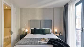 3 habitaciones, escritorio y tabla de planchar con plancha