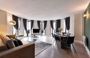 TV - Three-Bedroom Apartment (London)