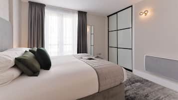 3 bedrooms, desk, iron/ironing board, travel cot