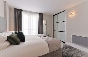 3 bedrooms, desk, iron/ironing board, travel cot - Three-Bedroom Apartment (London)