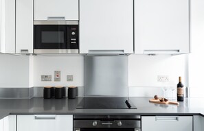 Fridge, microwave, oven, stovetop - Three-Bedroom Apartment (London)