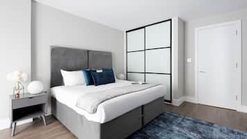 2 soverom, skrivebord, strykejern/-brett og reiseseng for barn