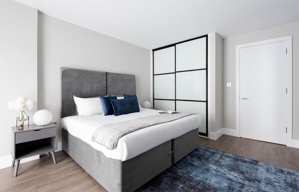 2 soverom, skrivebord, strykejern/-brett og reiseseng for barn