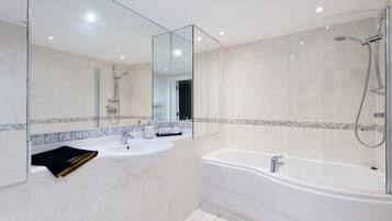 Douche, sèche-cheveux, serviettes fournies