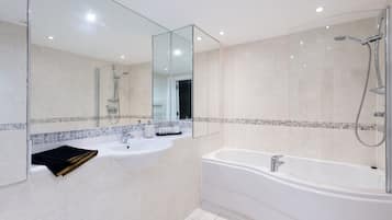 Dusj, hårføner og håndklær