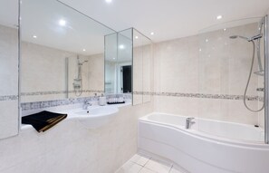 Dusj, hårføner og håndklær