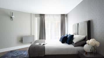 2 soverom, skrivebord, strykejern/-brett og reiseseng for barn