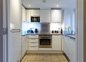 Fridge, microwave, oven, stovetop - Two-Bedroom Apartment near Oxford Street (London)