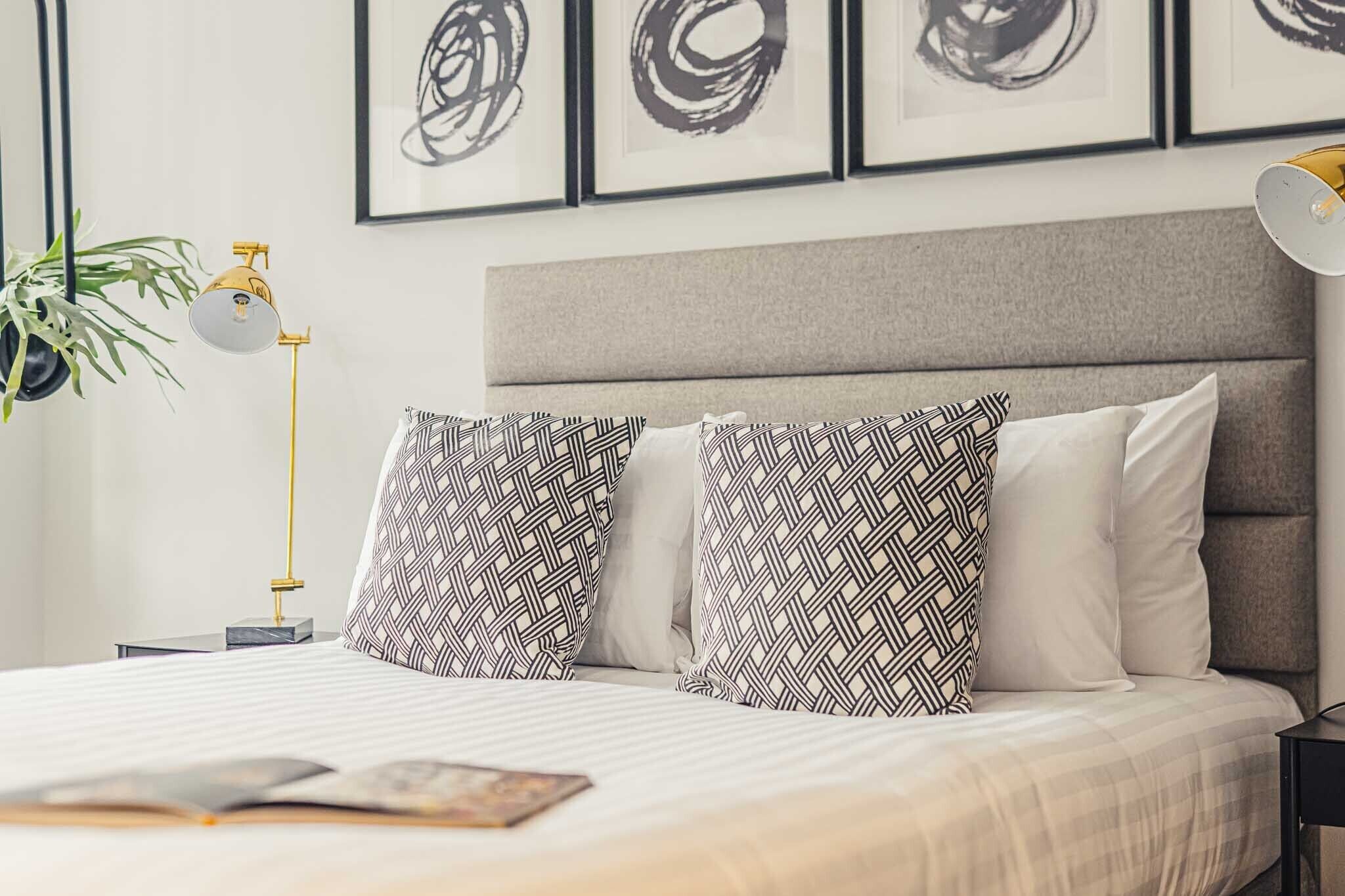 1 habitación, escritorio, tabla de planchar con plancha y cuna de viaje 