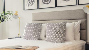 1 habitación, escritorio, tabla de planchar con plancha y cuna de viaje