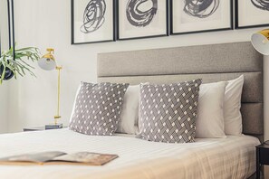 1 habitación, escritorio, tabla de planchar con plancha y cuna de viaje