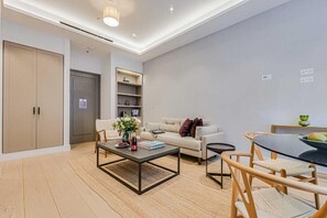 Un salon moderne avec un canapé, une table basse et un coin repas.