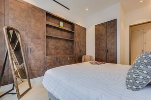 1 chambre, bureau, fer et planche à repasser, lit parapluie