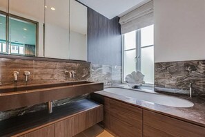 Shower, hair dryer, towels - Two-Bedroom Luxury Apartment (London)