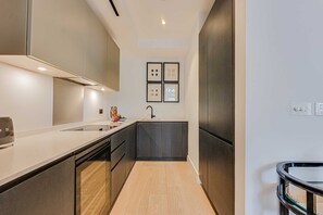 Réfrigérateur, micro-ondes, four, plaque de cuisson