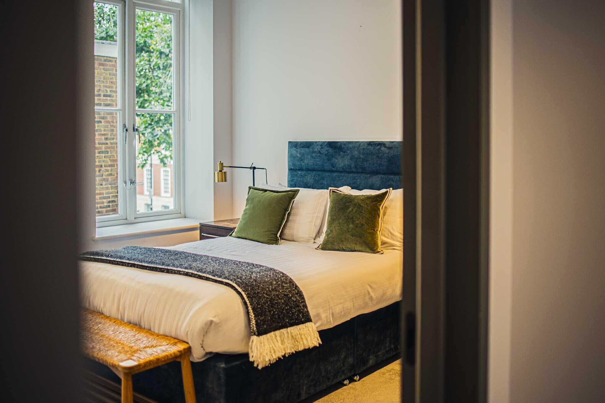 2 chambres, bureau, fer et planche à repasser, lit parapluie