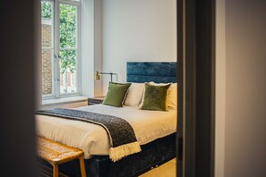 2 chambres, bureau, fer et planche à repasser, lit parapluie