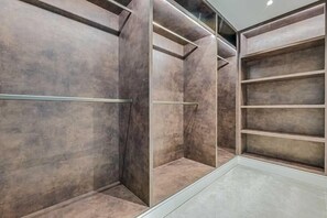 Ein moderner Kleiderschrank mit Spiegelüren, Einbauregalen und einer Kleiderstange.