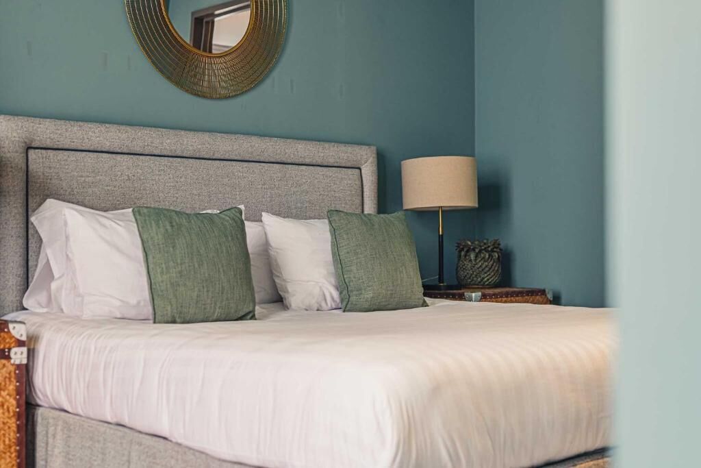 2 bedrooms, desk, iron/ironing board, WiFi (free)