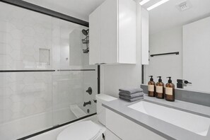 Dusj, hårføner og håndklær