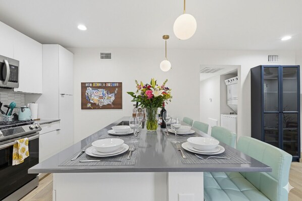 Kühlschrank, Mikrowelle, Ofen, Esstisch