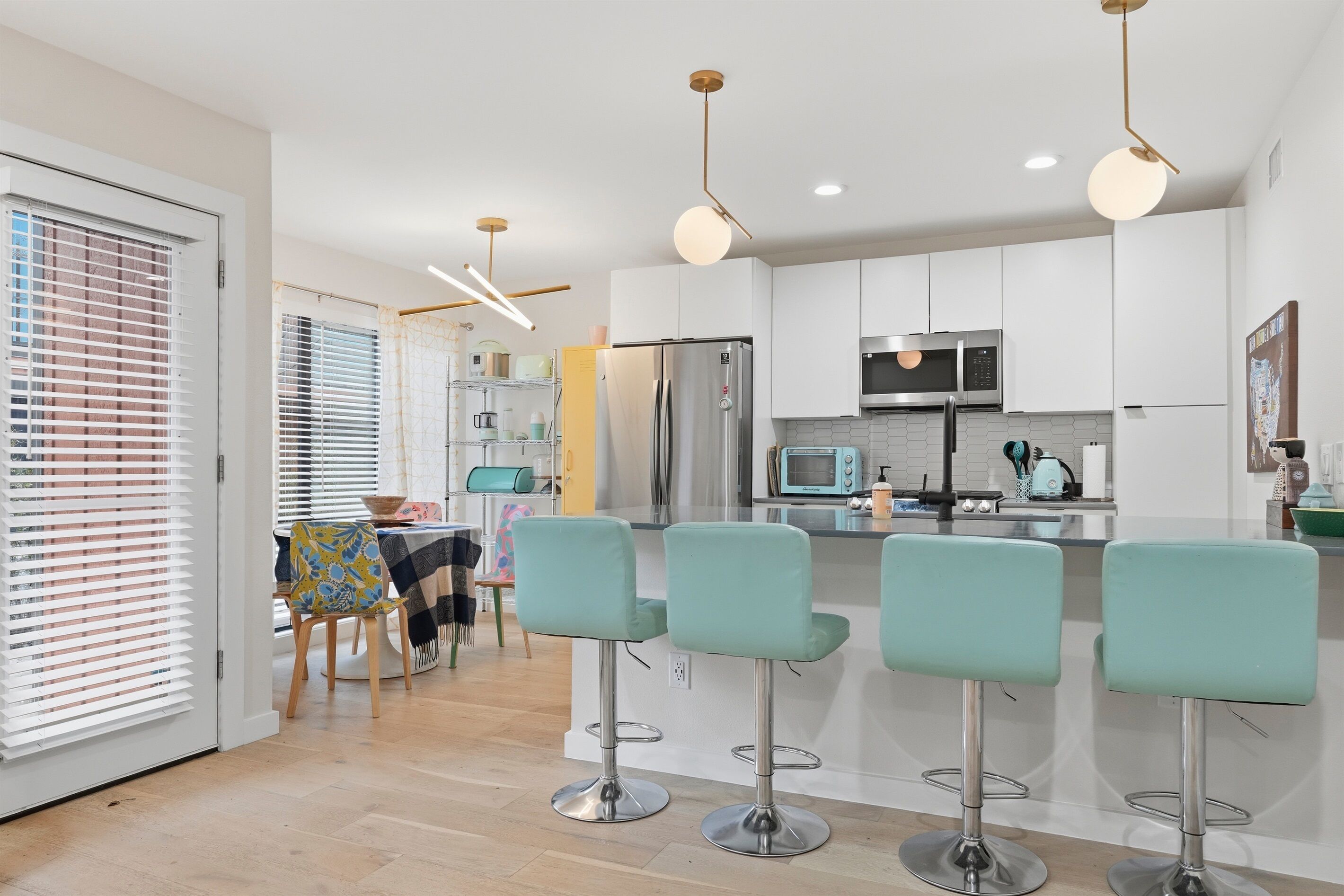 Refrigerador, microondas, horno y comedor 