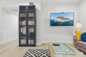 TV connectée, livres, médiathèque, vidéothèque