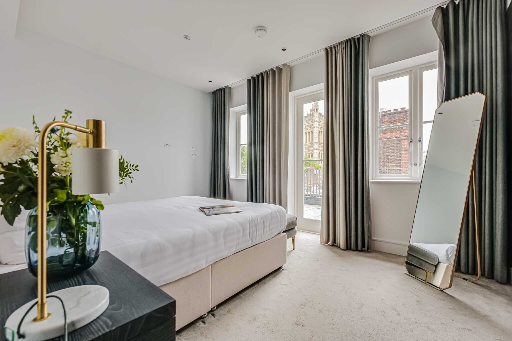 3 bedrooms, desk, iron/ironing board, travel cot