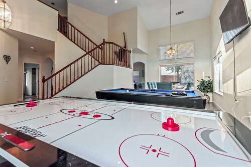 Monthly Spacious 5-bedroom 3BR home in serene Elk Grove w Billiards, Air Hockey+