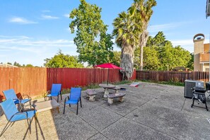 Outdoor dining - Monthly Spacious 5-bedroom 3BR home in serene Elk Grove w Billiards, Air Hockey+ (Elk Grove)