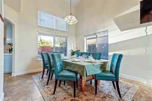 Dining - Monthly Spacious 5-bedroom 3BR home in serene Elk Grove w Billiards, Air Hockey+ (Elk Grove)