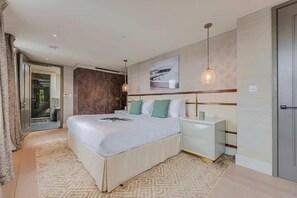 3 slaapkamers, een bureau, een strijkplank/strijkijzer, reisbedje