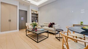 Una sala moderna con sofá, una mesita de centro y comedor.