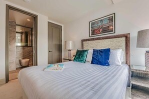 3 bedrooms, desk, iron/ironing board, travel cot - Three-Bedroom Duplex Penthouse (London)