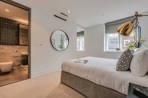 3 chambres, bureau, fer et planche à repasser, lit parapluie