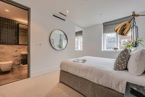 3 slaapkamers, een bureau, een strijkplank/strijkijzer, reisbedje