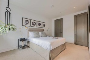 3 slaapkamers, een bureau, een strijkplank/strijkijzer, reisbedje