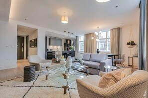 TV - Three-Bedroom Superior Apartment (London)