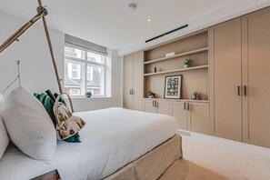 3 Schlafzimmer, Schreibtisch, Bügeleisen/Bügelbrett, Reisekinderbett