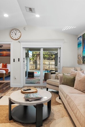 TV - Luxury Naples Park Villa-Heated Pool-Walk to Vanderbilt Beach-Backyard Oasis (Naples)