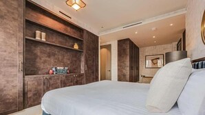 Een slaapkamer met een groot bed, een inbouwkast en een spiegel.