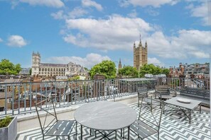 Une terrasse sur le toit offrant une vue sur les Chambres du Parlement et Big Ben.