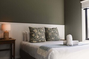 Iron/ironing board, bed sheets