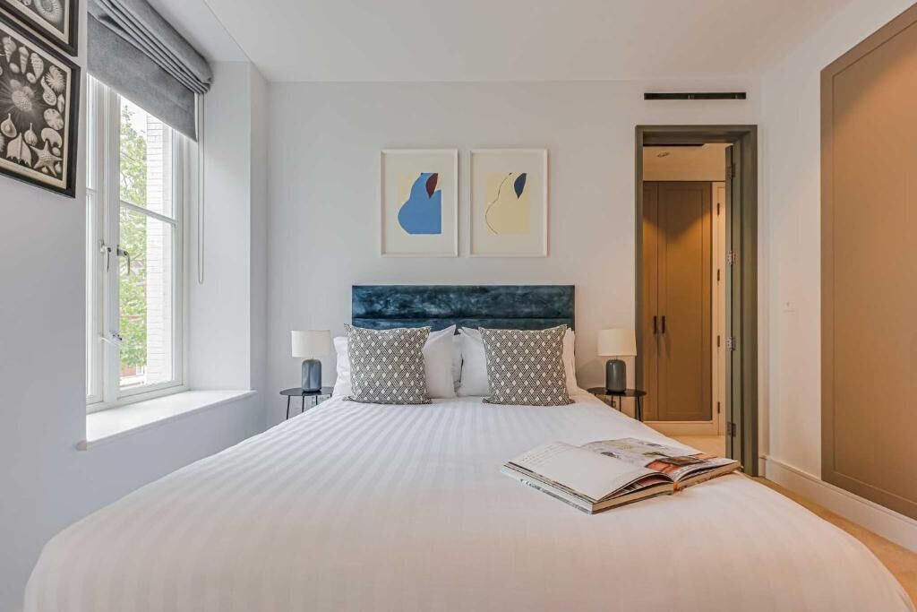 2 bedrooms, desk, iron/ironing board, travel cot