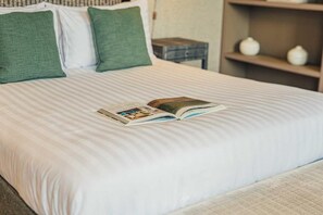 2 chambres, bureau, fer et planche à repasser, lit parapluie